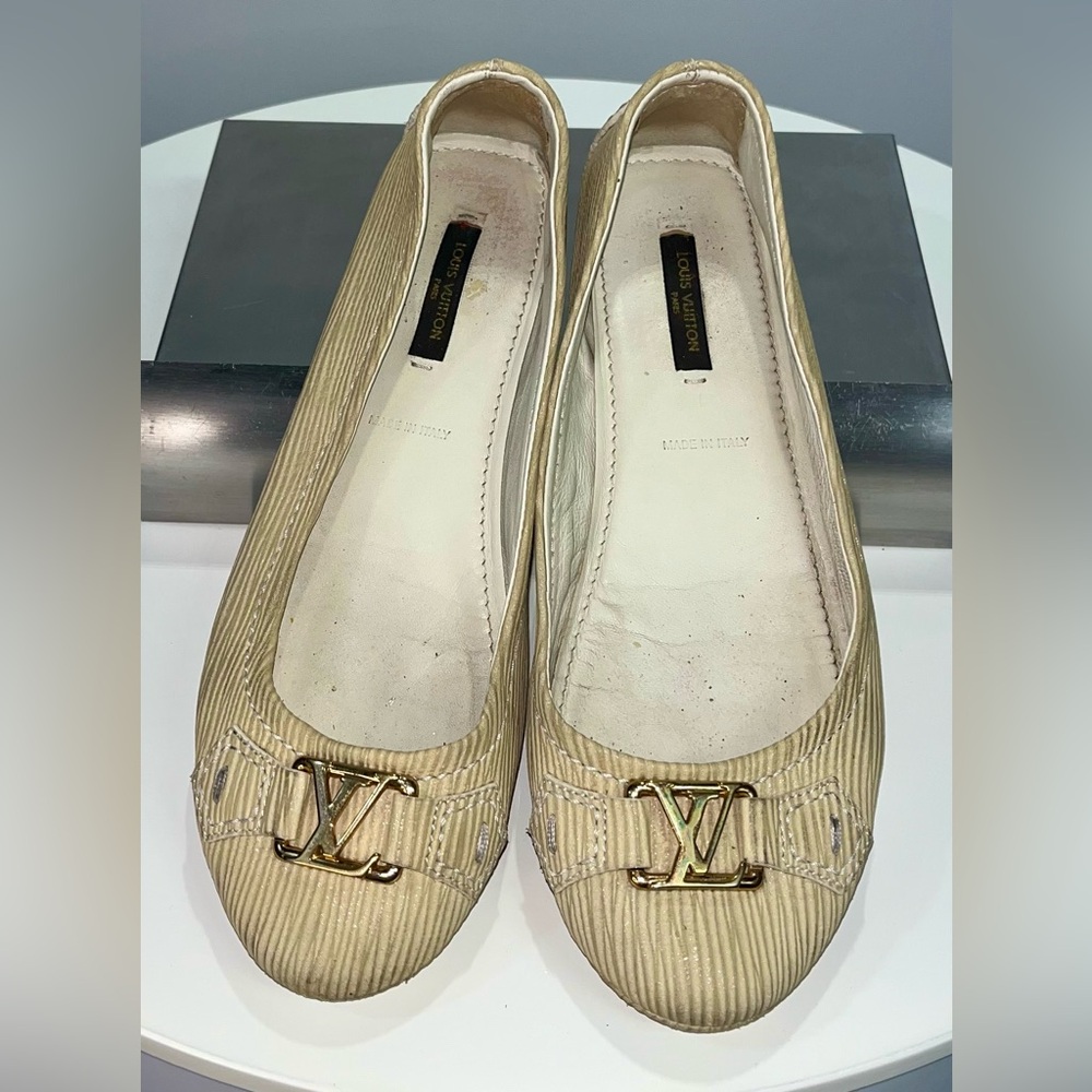 Louis Vuitton Beige Nubuck Leather Oxford Ballet Flats, pre🩷’d - good condition!